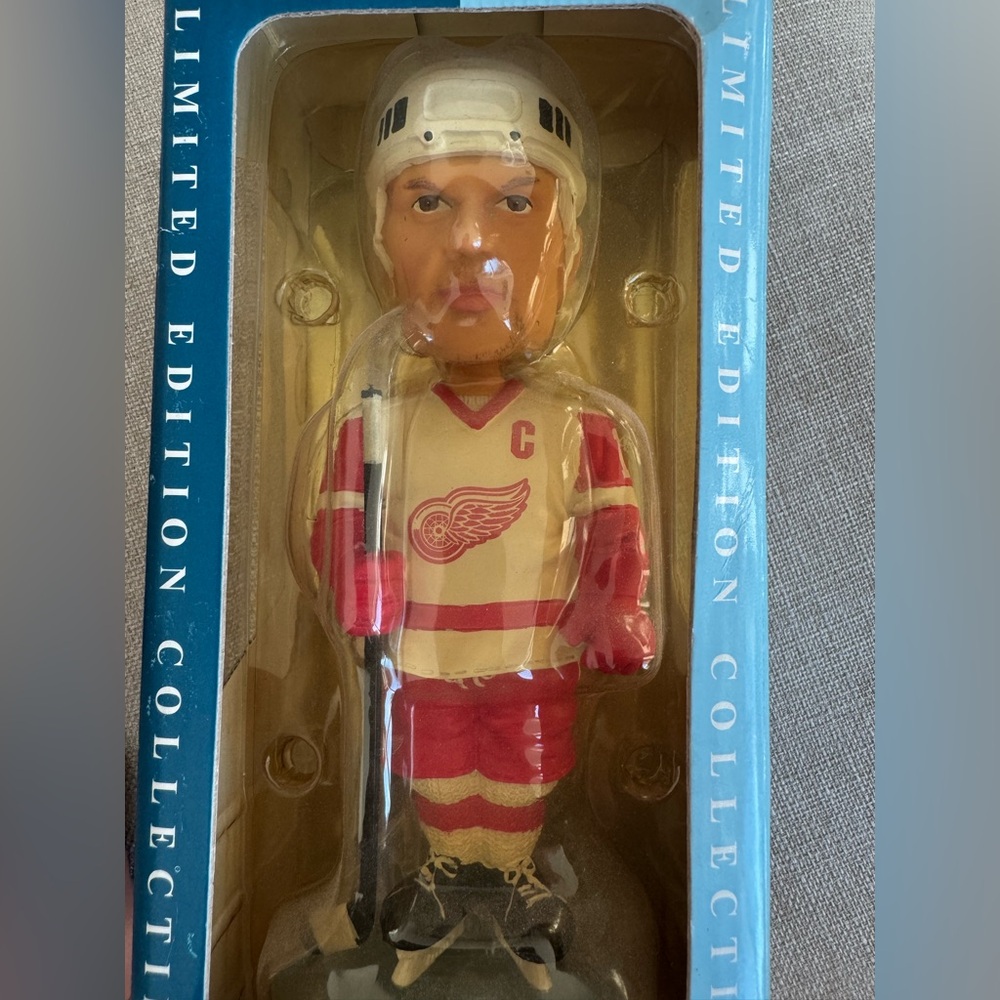 Limited Edition Steve YZERMAN “Men of the Ice” Figurine – Forever Collectibles